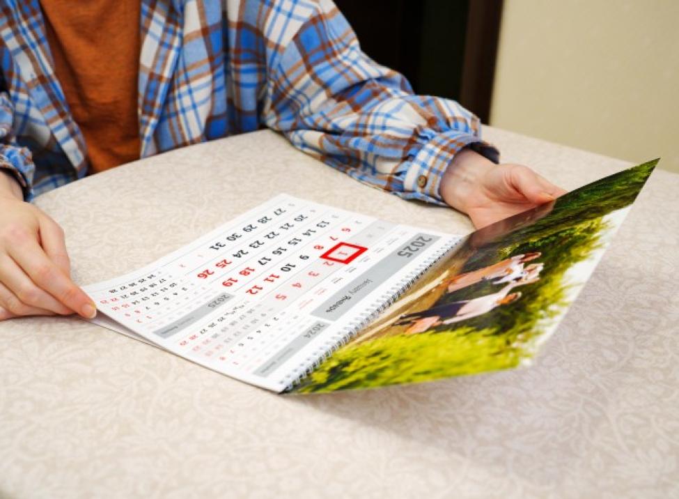 Foto de una persona sosteniendo un calendario con una fecha marcada